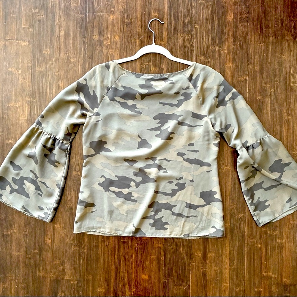 Banana Republic Green Camo Bell Sleeve Blouse Sz XS